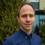 Portrettbilde av Bjørn Ove Bergh tatt utendørs foran hekk.