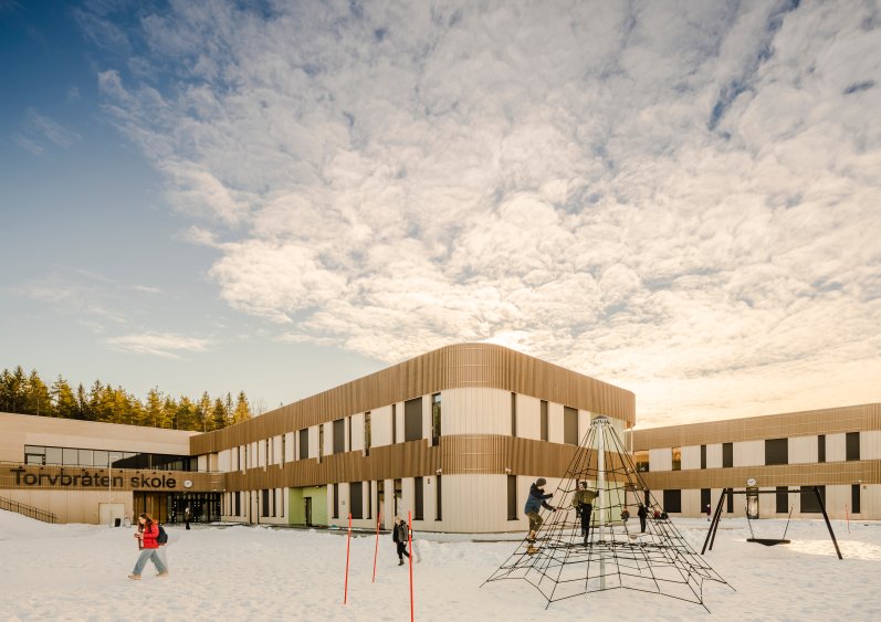 Torvbråten skole er et fremtidsrettet passivbygg utformet med vekt på sosial bæredyktighet og miljøriktig arkitektur. Den er svanemerket, bygget i massivtre, og ble kåret til Årets skolebygg 2021.
