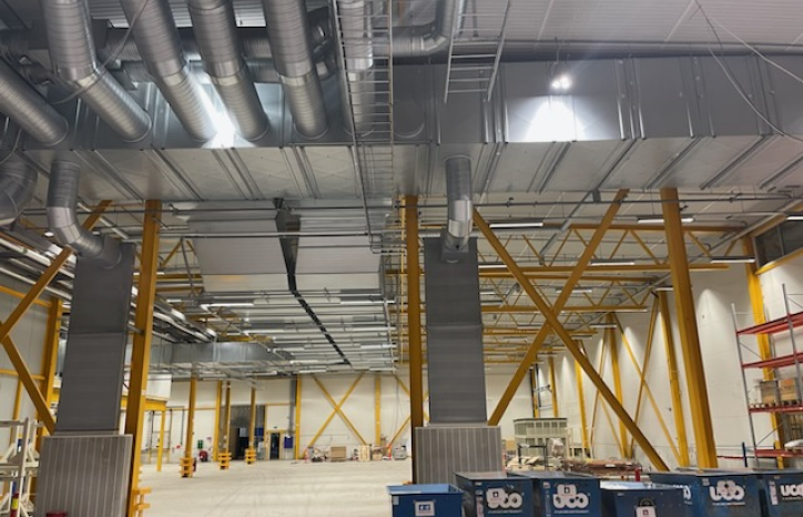 NEL_Hall med ventilasjonskanaler i taket