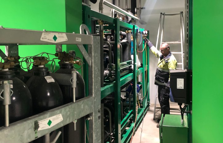 Kuldemontør i GK, Geir Pedersen, fyller på CO2