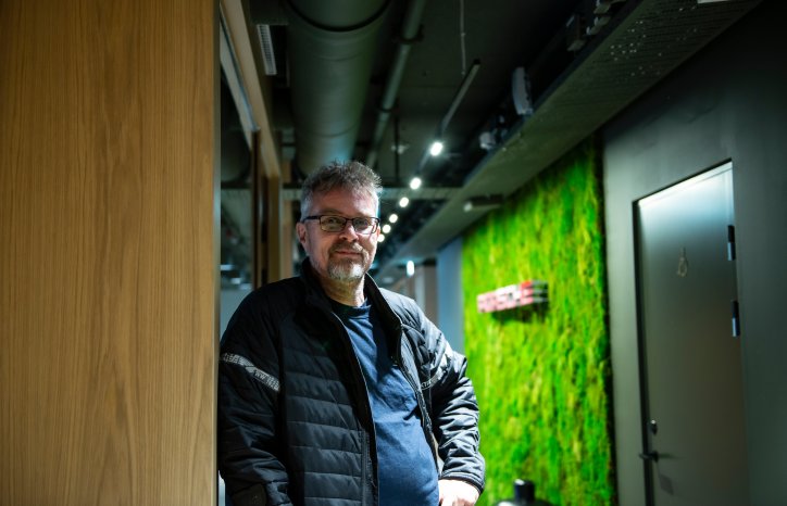 – Jeg var huselektriker før prosjektet starta og kjente bygget ut og inn i utgangspunktet. Så jeg blir brukt som en potet til alt mulig, forteller hovedbas Jon Harald Johnsen.