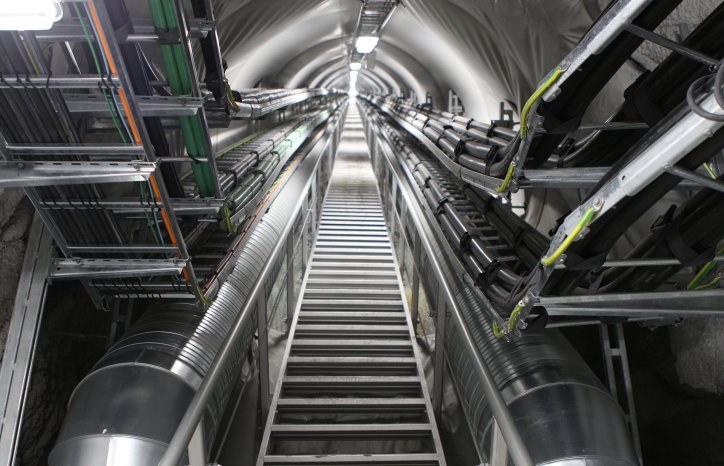 Kabeltunell fra kraftverket og opp til dagbygget. Her ser vi friskluftkanaler på hver side av trappen.