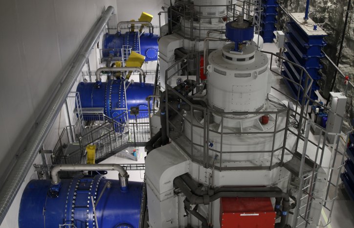 Maskinsal sett fra platået der ventilasjonsaggregatet står. Her ser vi tre generatorer.