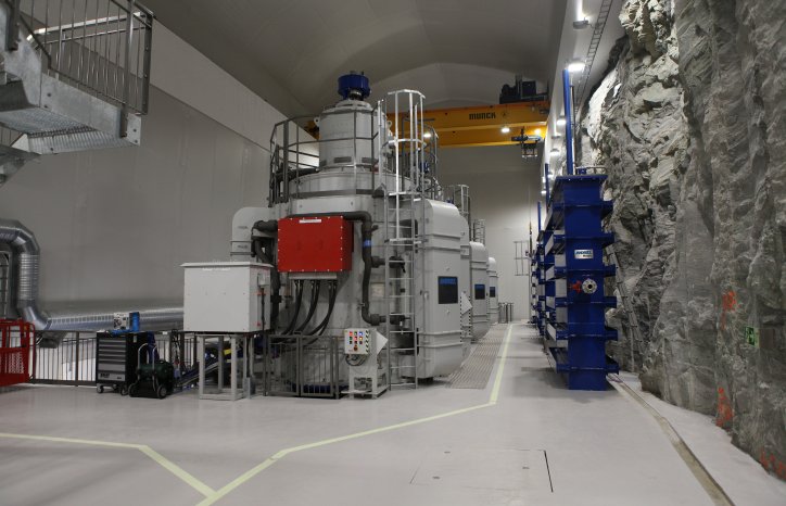 Maskinsal: Til høyre i bildet ser vi luker for vannet inn til generatorene som er til venstre i bildet. Dette er også sikkerhetsluker som stenger for vannet hvis noe er galt.