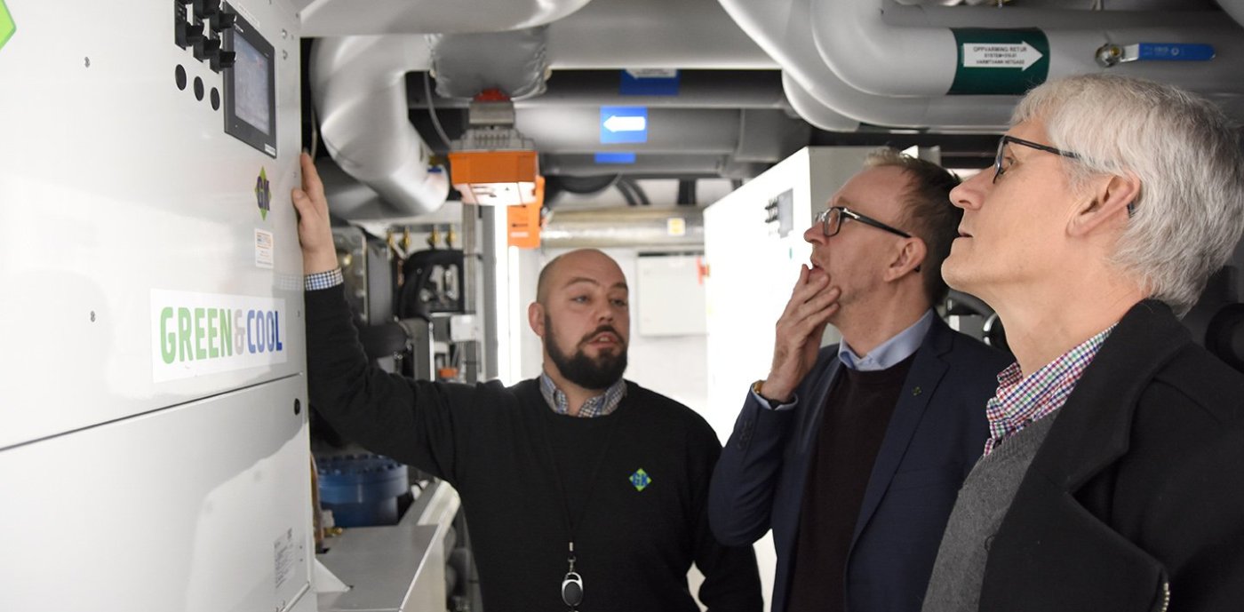 Prosjektleder Jens Harald Iversen viser stolt frem den nye energisentralen ved Marikollen.