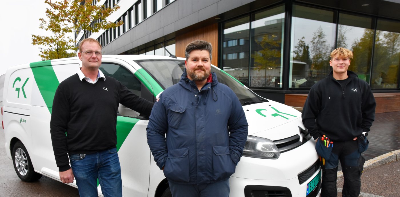 Fra venstre: Roar Rønning, serviceleder for GKs elektrovirksomhet i Oslo, Karl W. Rødsås, innkjøpssjef, GK i Norge og Kristoffer Hilmar Bakkland montør for GKs elektrovirksomhet i Oslo.