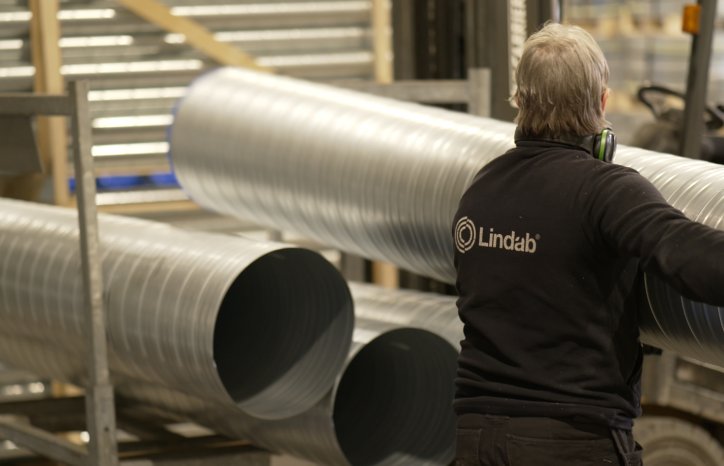 Ventilasjonskanalene kuttes og stables på traller.