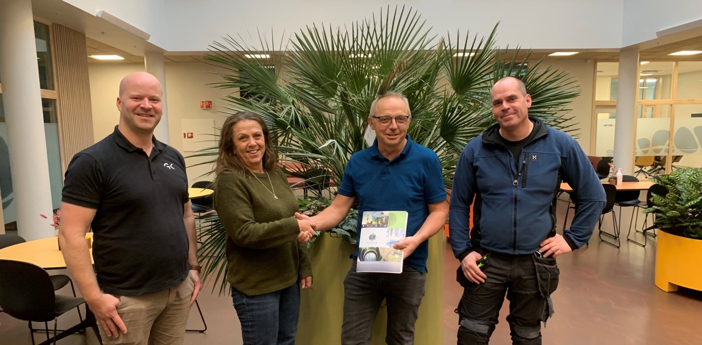 Stjørdal Helsehus signering. Fra venstre: Tormod Kjellmark og Siri Eide fra GK, prosjektleder Geir Arne Tronseth i Stjørdal kommune og driftsleder Jonas Svensson på Helsehuset. 