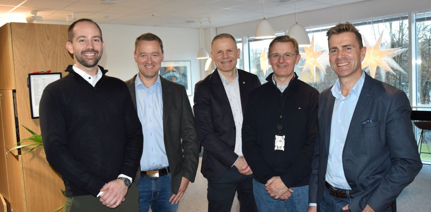 Fra venstre: Thomas Melheim (prosjektutvikler GK), Vidar Kristiansen (senior prosjektutvikler GK),  Christian Fossdal (direktør for Etat for bygg og eiendom Bergen kommune),  Thomas Lassen (gruppeleder for Enøk og internstøtte i Etat for bygg og eiendom) og Per Arve Ekle (divisjonsdirektør GK). Foto: Margaret Stakkestad.