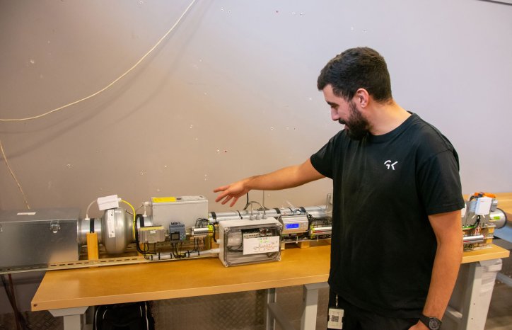 Fagprøven til Yesin gikk hovedsakelig ut på å etablere el-skjema, tegninger og koble til all styring og automatikk til et ventilasjonsanlegg basert på oppgitt funksjonsbeskrivelse.