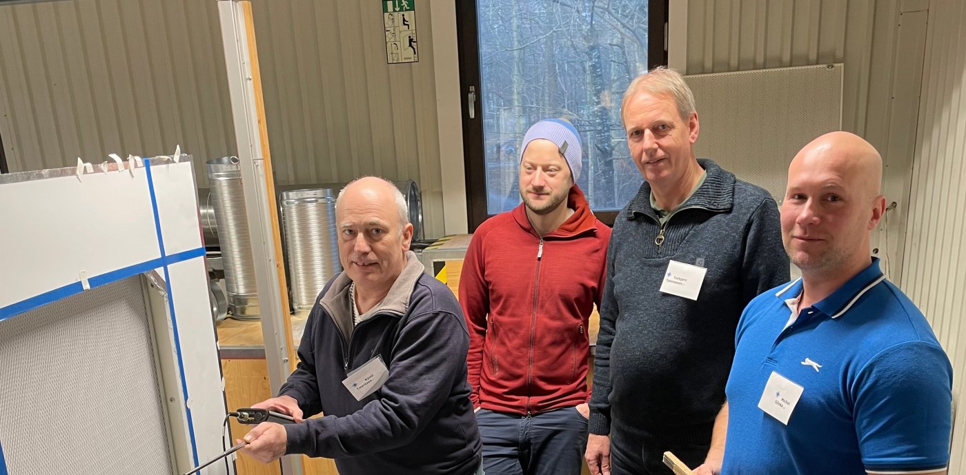 På bildet er Kjetil Lauritzen (til venstre) som måler lufthastighet, sammen med Øyvind Mathisen, Torbjørn Tønnessen og Michal Glinka.