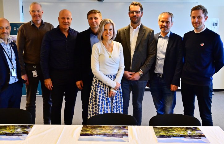 Fra venstre: Visepresident Nariman Fakhraee (Schneider Electric), økonomidirektør Geir Aronsen (OneCo), divisjonsdirektør Leif Øie (GK), prosjektdirektør Per Roger Johansen (Statsbygg), prosjektsjef Eva Heyerdahl (Statsbygg), direktør Kristoffer Abrahamsen (AF Energi), prosjektdirektør Bjørn Stokkevåg (AF Gruppen) og Jon Wefald konserndirektør (Hent AS).