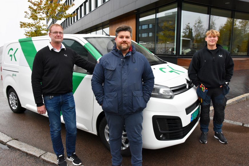 Fra venstre: Roar Rønning, serviceleder for GKs elektrovirksomhet i Oslo, Karl W. Rødsås, innkjøpssjef, GK i Norge og Kristoffer Hilmar Bakkland montør for GKs elektrovirksomhet i Oslo.