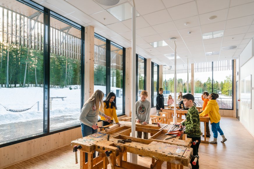 Den nye skolen har 17 klasserom og obligatoriske spesialrom som tekstil, sløyd, naturfag, keramikk og mat og helse.